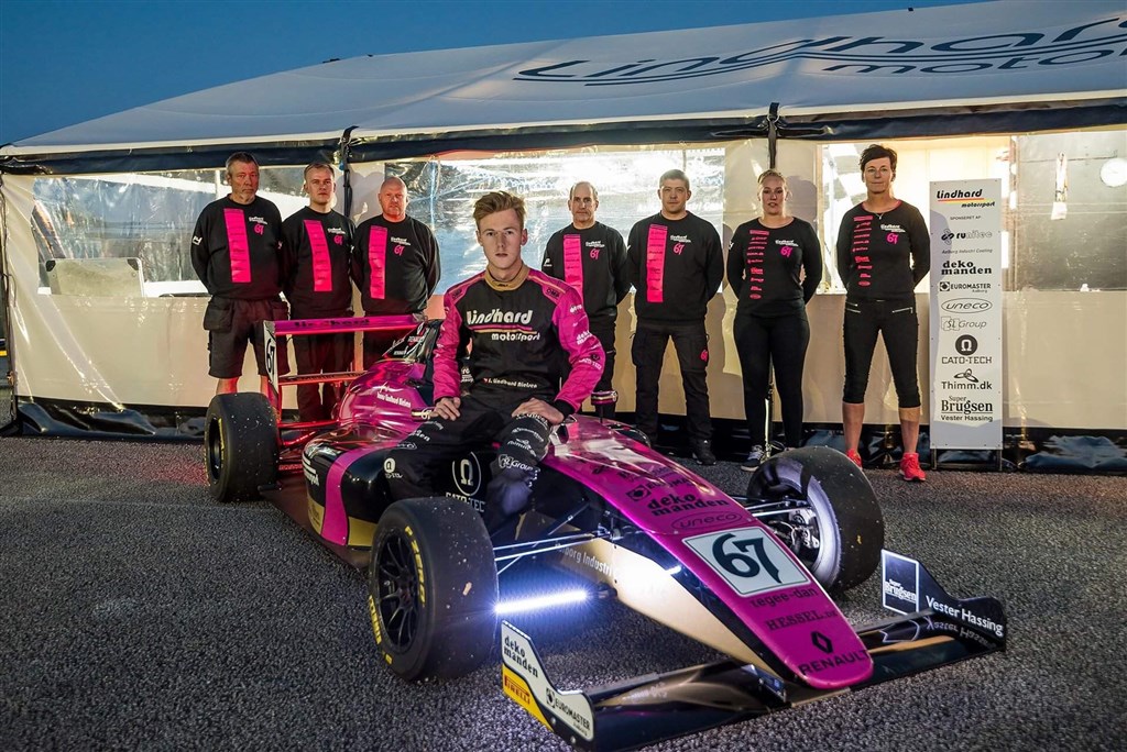 Jonas Lindhards indsats i det danske mesterskab i Formel 4 endte med DM-sølv i fjor. Nu venter der nye udfordringer for den unge nordjyde.
(Foto: Photo-Graphic)